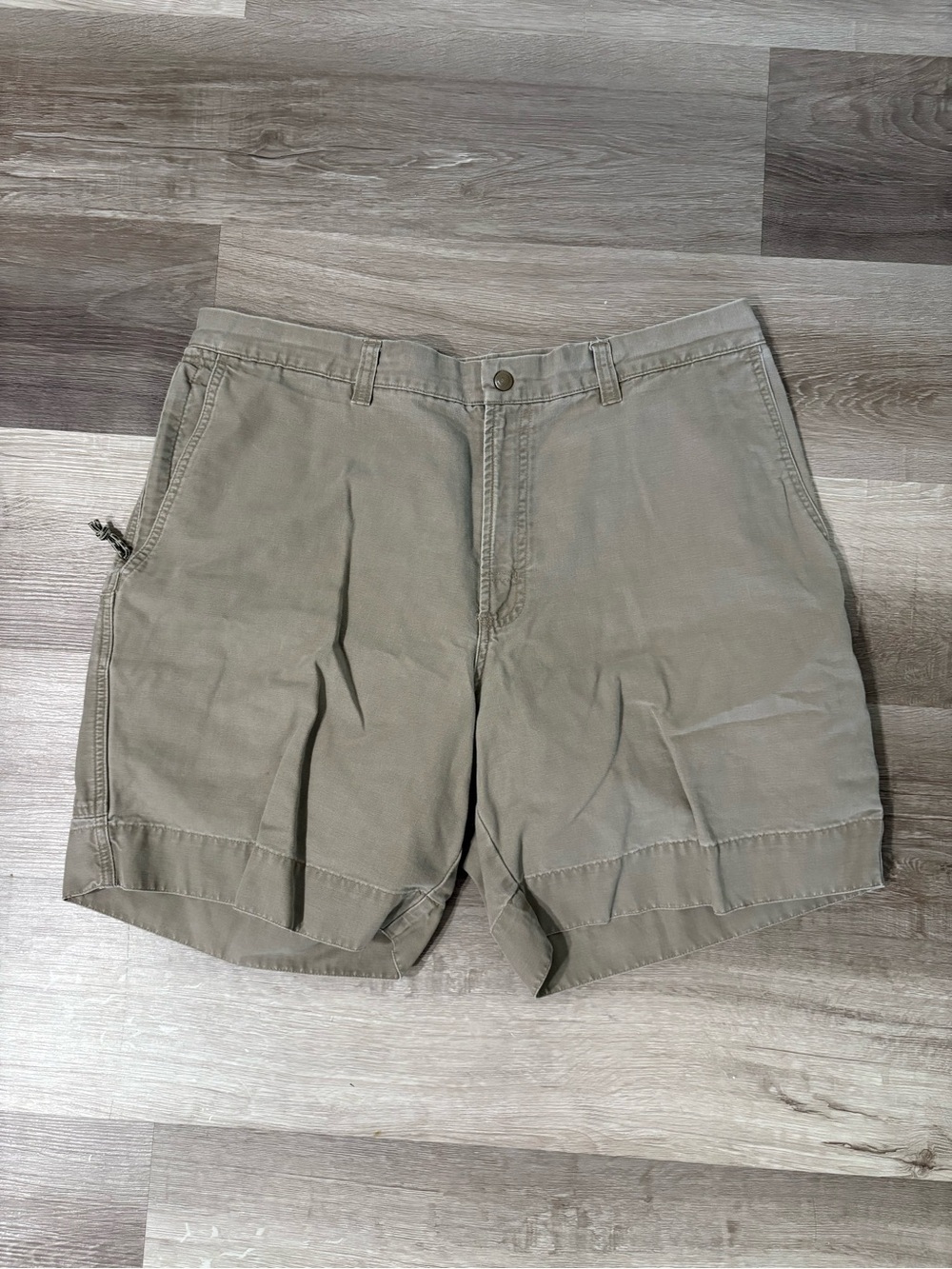 Men's Columbia Sportswear Casual Khaki Shorts. Size 38